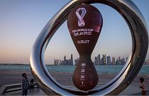 ساعة العد التنازلي الرسمية التي تظهر الوقت المتبقي على انطلاق مونديال 2022 في الدوحة