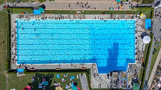 Schwimmbad im Sommer - Symbolbild