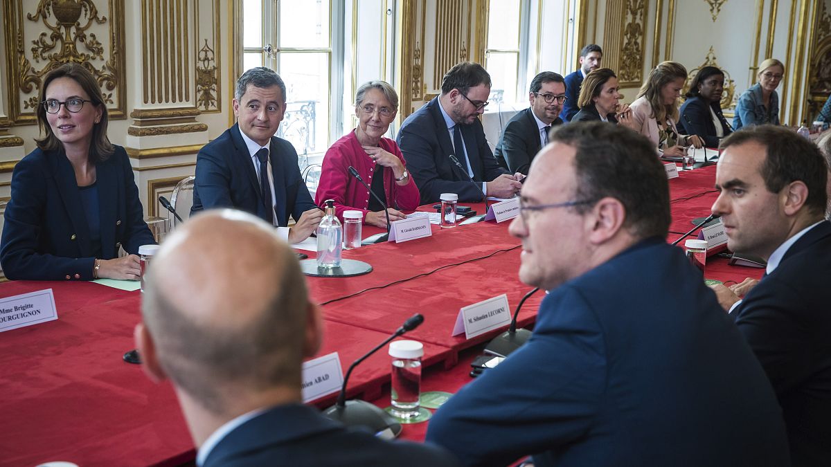 Elisabeth Borne francia miniszterelnök miniszterek társaságában egy kabinetülésen Párizsban. Borne kedden hivatalosan is felajánlotta lemondását. 