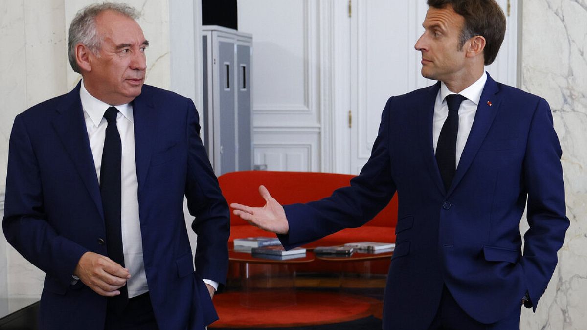 Президент Франции Эммануэль Макрон на встрече с лидером партии MoDem Франсуа Байру. 21 июня, 2022 г.