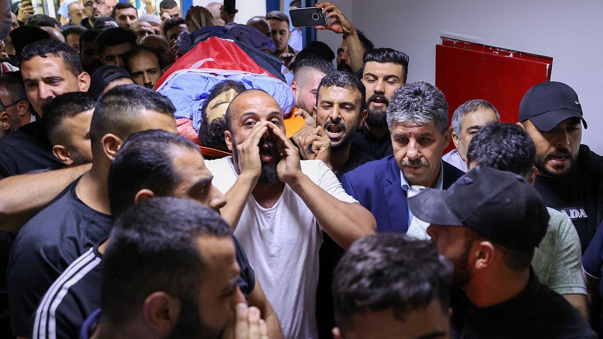 مشيعون يحملون جثمان الفلسطيني علي حرب (27 عاما) في مستشفى في سلفيت في الضفة الغربية المحتلة. 2022/06/21