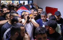 مشيعون يحملون جثمان الفلسطيني علي حرب (27 عاما) في مستشفى في سلفيت في الضفة الغربية المحتلة. 2022/06/21