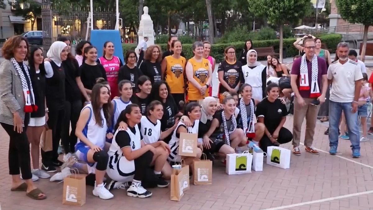 Basquetebolistas da equipa Palestine Youth Club em Madrid