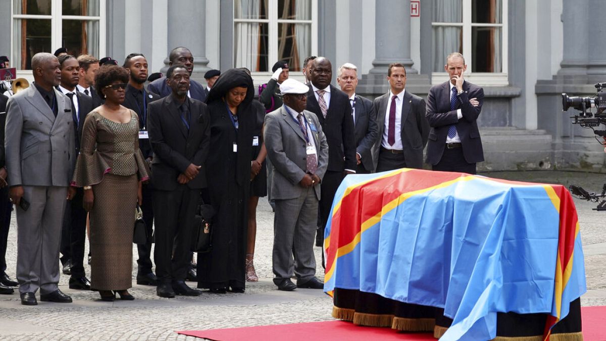 La bara di Lumumba durante la cerimonia che si è tenuta a Bruxelles il 20 giugno. Da sinistra i tre figli dell'eroe congolese
