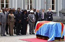 La bara di Lumumba durante la cerimonia che si è tenuta a Bruxelles il 20 giugno. Da sinistra i tre figli dell'eroe congolese