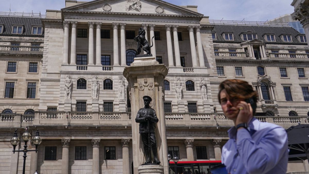Férfi telefonál a Bank of England épülete előtt