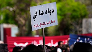 لافتة يحملها متظاهر  خلال احتجاج لعمال قطاع الصحة في لبنان في مايو الماضي