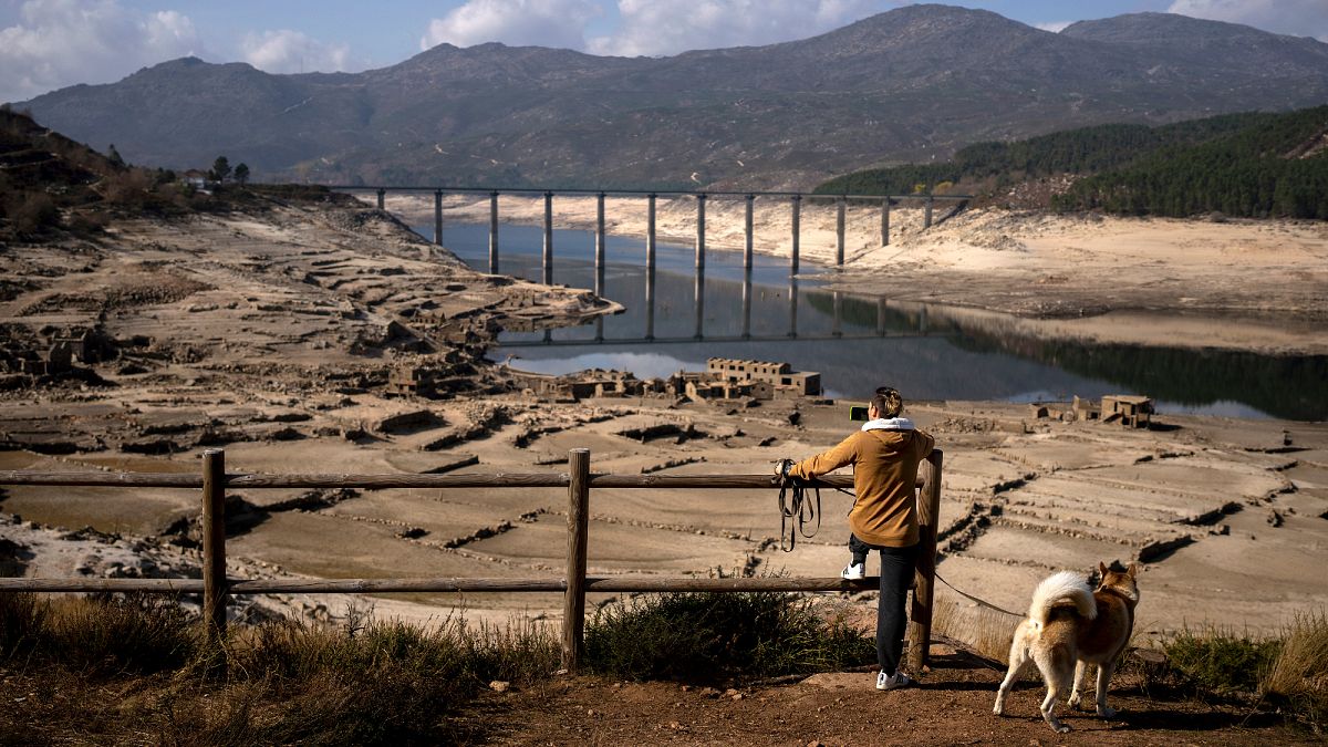 A aldeia submersa de Aceredo em Espanha voltou a reaparecer devido à seca