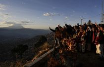 Menschen empfangen die Energie der ersten Sonnenstrahlen des Jahres 5.530 nach dem Aymara-Kalender