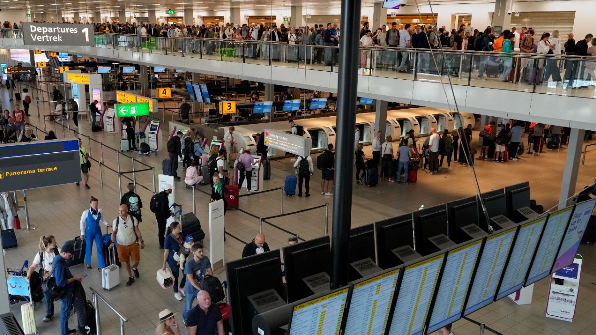 تدفق المسافرين على مطار سخيبول بالعاصمة الهولندية، أمستردام، 21 يونيو 2022.