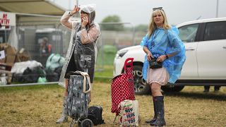 "Английская" погода не мешает музыкальному фестивалю в Гластонберри