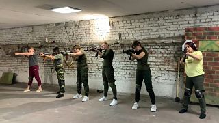 مركز الحاسة السادسة لتدريب النساء على القتال في مدينة زابوريزهزهيا الأوكرانية.