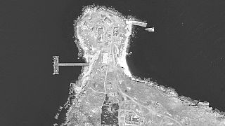 Der dunke Brandfleck im Zentrum des Fotos ist laut Experten auf Bombardierungen der Schlangeninsel zurückzuführen