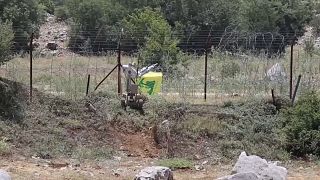 إسرائيل توظف روبوتا لإزالة أعلام حزب الله عن الحدود التي تفصلها عن لبنان