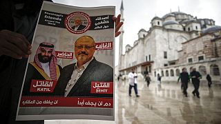 A megölt újságírót, Dzsamal Hasogdzsit mártírnak,  a szaúdi trónörököst gyilkosnak nevezi egy transzparens