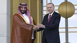 O πρίγκιπας διάδοχος της Σαουδικής Αραβίας Μοχάμαντ μπιν Σαλμάν με τον Τούρκο πρόεδρο Ρετζέπ Ταγίπ Ερντογάν
