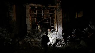 Egy afgán férfi túlélők után kutat Paktika tartományban