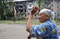 Пожилая женщина в охваченном войной Донбассе