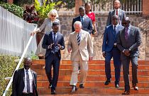 الأمير تشارلز ولي العد البريطاني خلال زيارته لنصب ضحايا الإبادة الجماعية في كيغالي