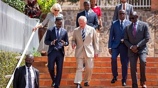 الأمير تشارلز ولي العد البريطاني خلال زيارته لنصب ضحايا الإبادة الجماعية في كيغالي