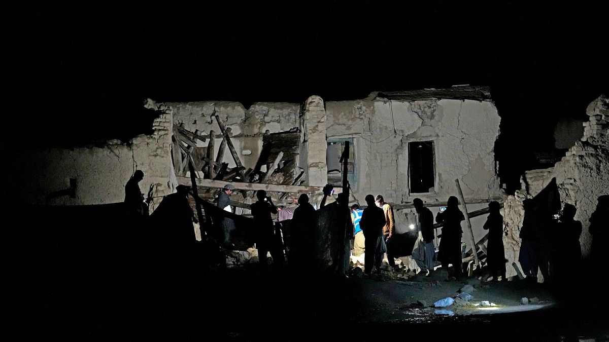 اولین شب پس از زلزله روز چهارشنبه یکم تیرماه در افغانستان