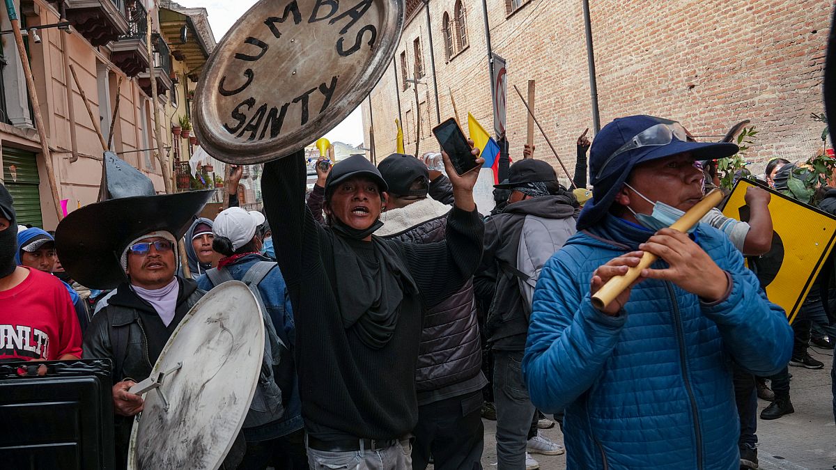 Las protestas de los indígenas que exigen una serie de cambios, entre ellos la reducción de los precios de los combustibles, han paralizado la capital y otras regiones.