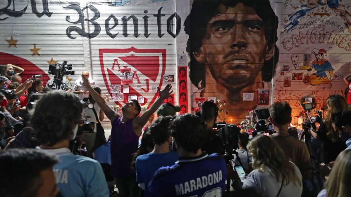 Des supporters du club Argentinos Juniors rendent hommage à Diego Maradona, le 25 novembre 2020