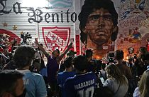 Des supporters du club Argentinos Juniors rendent hommage à Diego Maradona, le 25 novembre 2020