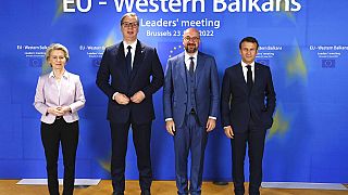 Ursula von der Leyen, Aleksandar Vučić, Charles Michel et Emmanuel Macron, lors du sommet Balkans-UE, à Bruxelles, le 22 juin 2022.