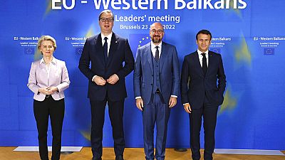Ursula von der Leyen, Aleksandar Vučić, Charles Michel et Emmanuel Macron, lors du sommet Balkans-UE, à Bruxelles, le 22 juin 2022. 