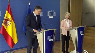 Pedro Sánchez, presidente del Gobierno de España, y Ursula von der Leyen, presidenta de la Comisión Europea, presentando Equipo Europa en Bruselas (Bélgica).