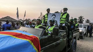 Des militaires tiennent un portrait du leader indépendantiste congolais Patrice Lumumba dans un convoi après son arrivée à Tshumbe en RDC, 22/06/2022