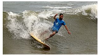شاب من قطاع غزة يمارس رياضة ركوب الأمواج