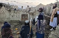 Des Afghans observent les dégâts causés par un tremblement de terre dans la province de Paktika, dans l'est de l'Afghanistan.