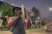 Un manifestant claque des couvercles de casserole en protestation contre le gouvernement de Macky Sall /Capture d'écran vidéo 