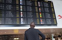 Un panel de información de vuelos muestra los vuelos cancelados debido a una huelga de guardias de seguridad el 20 de junio de 2022 en el aeropuerto internacional de Bruselas.