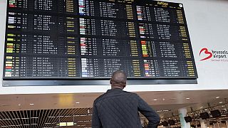 Un panel de información de vuelos muestra los vuelos cancelados debido a una huelga de guardias de seguridad el 20 de junio de 2022 en el aeropuerto internacional de Bruselas.