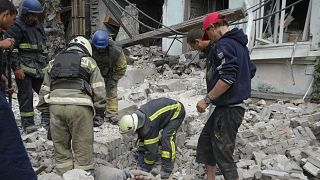Holttest kiemelése a romok alók a kelet-ukrajnai Liszicsanszkban