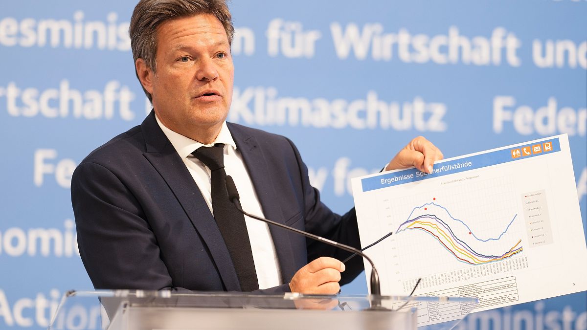 Almanya Ekonomi Bakanı Robert Habeck doğal gaz kesintisine karşı ikinci seviye alarma geçildiğini açıkladı