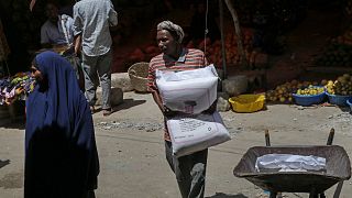 رجل يحمل كيسا من الطحين في العاصمة الصومالية مقديشو - أرشيف
