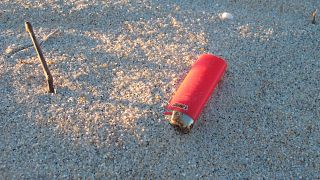 عکس تزئینی از یک فندک رهاشده روی زمین