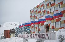 Un immeuble construit sous l'ère soviétique dans le village de Barentsburg, dans l'archipel norvégien du Svalbard. "Notre objectif - Le communisme!" est inscrit à l'entrée.