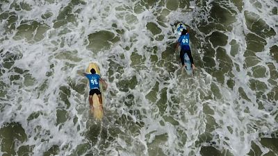 شباب غزاويون يمارسون رياضة ركوب الأمواج في القطاع المحاصر.