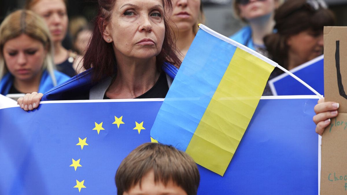 Manifestantes sostienen banderas de la UE y de Ucrania durante una manifestación en apoyo a Ucrania fuera de una cumbre de la UE en Bruselas, el jueves 23 de junio de 2022.