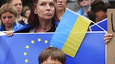 Manifestantes sostienen banderas de la UE y de Ucrania durante una manifestación en apoyo a Ucrania fuera de una cumbre de la UE en Bruselas, el jueves 23 de junio de 2022.