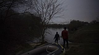 Μετανάστες επιχειρούν να διασχίσουν τον ποταμό Έβρο από την Τουρκία προς την Ελλάδα