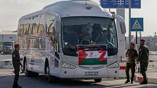 وصول حافلة تقل حجاجًا فلسطينيين إلى معبر رفح الحدودي مع مصر أثناء توجههم إلى المملكة العربية السعودية لأداء فريضة الحج.