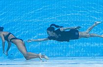 Die Spanierin Andrea Fuentes taucht nach der Synchronschwimmerin Anita Alvarez (USA), die plötzlich bewusstlos wurde.