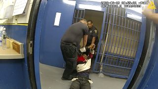 ريتشارد كوكس يتم جره إلى زنزانة بعد أن تم سحبه من سيارة شرطة بعد أن احتجزته شرطة نيو هافن. 2022/06/19