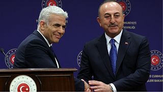 وزير الخارجية التركي مولود جاويش أوغلو يستقبل في أنقرة نظيره الإسرائيلي يائير لابيد